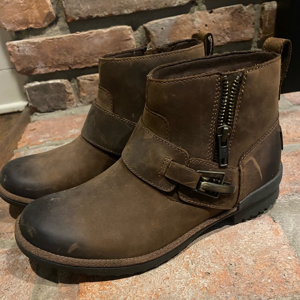 Ugg brown leather zip up ankle boot with Sherpa inside and buckle detail, size 6